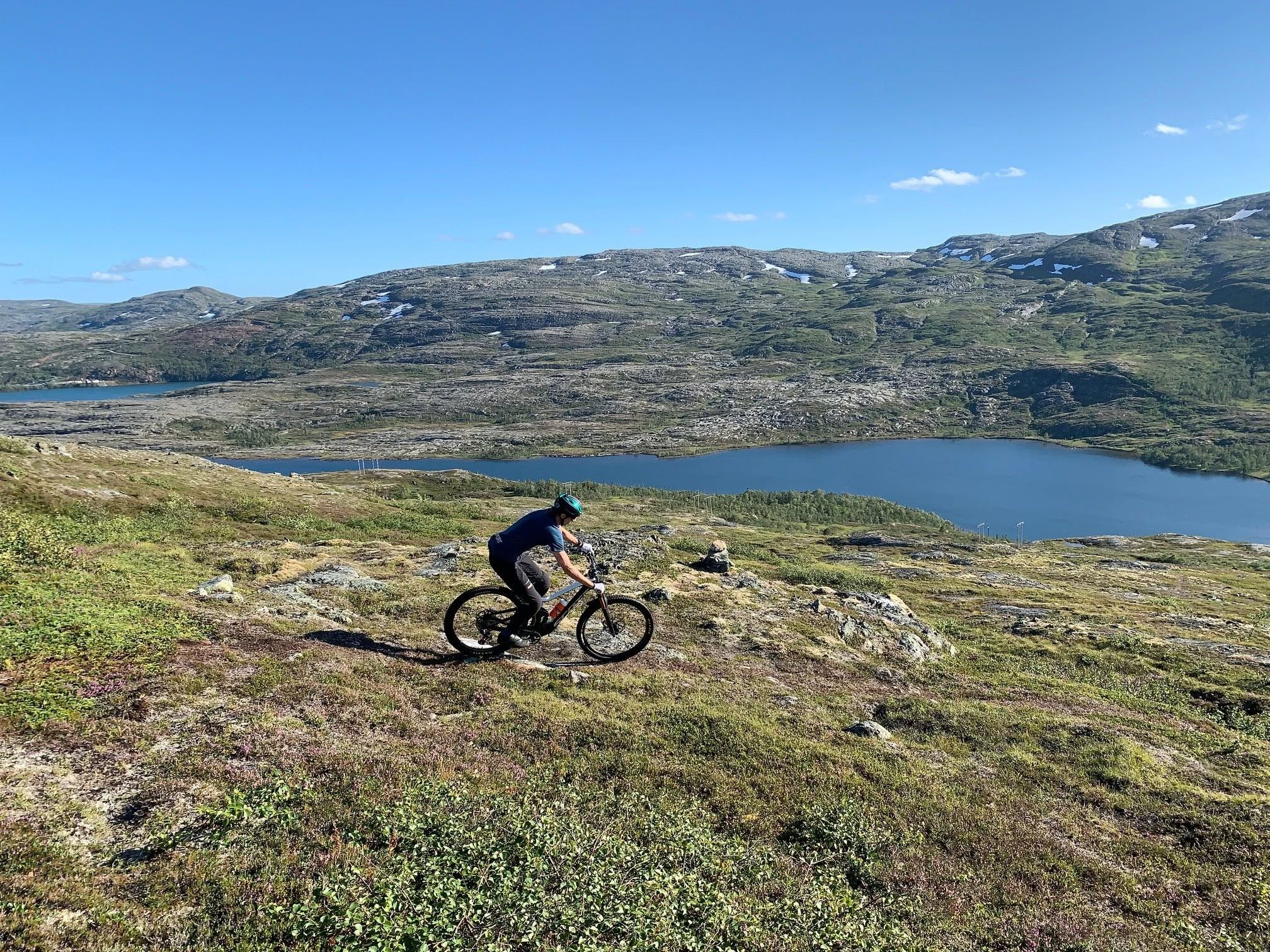 På sykkel i fjellet